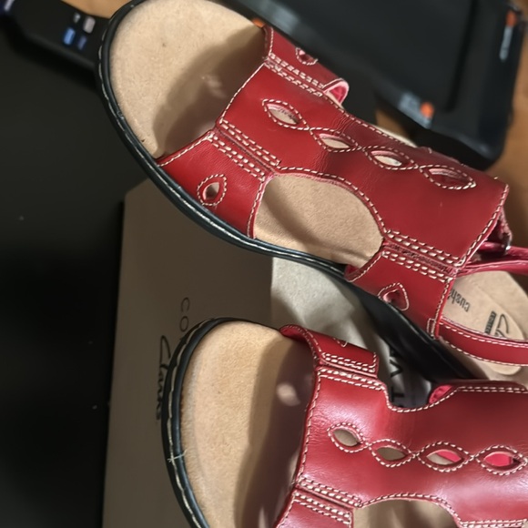 Clark’s comfy red walking sandals - Picture 6 of 7